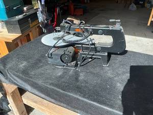 lot 1273 image: WEN Variable Speed Scroll Saw Model 3921