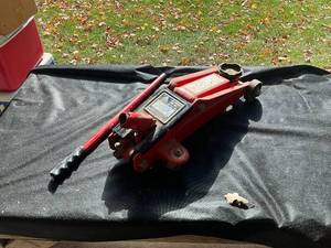 lot 1274 image: Craftsman 2 Ton Hydraulic Floor Jack with Handle