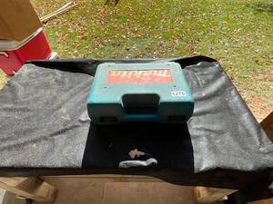 lot 1275 image: Makita 9523NBH Angle Grinder with Hard Case and Accessories