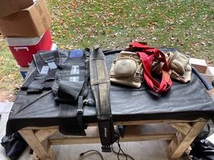 lot 1304 image: Carpenter Tool Belt Set with Gel Knee Pads, Work Vest, and Apron