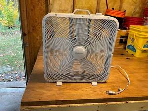 lot 1331 image: Comfort Zone 3-Speed Box Fan with Adjustable Settings