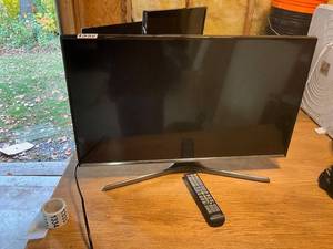 lot 1332 image: Samsung UN32J5500AF 32-Inch LED Smart TV with Remote