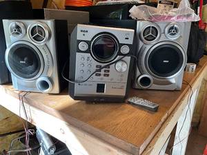lot 1343 image: RCA 5 Disc CD Changer Stereo System with Speakers and Remote