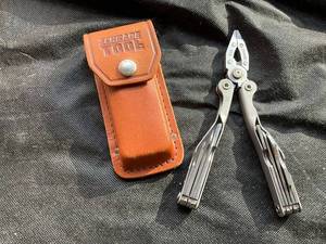 lot 1359 image: Schrade Multi-Tool with Leather Sheath