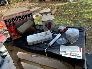lot 1370 image: FoodSaver Vac 1050 Vacuum Sealer with Accessories and Bags