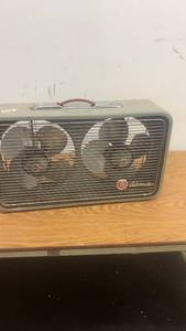 lot 258 image: GE Automatic Vintage Box Fan with Metal Case and Dual Blades