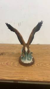 lot 269 image: Giuseppe Armani Bald Eagle Porcelain Sculpture on Wooden Base