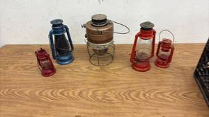 lot 388 image: Collection of 5 Vintage Metal Lanterns Including Kamp Lite and Assorted Red and Blue Lanterns