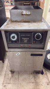 lot 239 image: Henny Penny Model 600 Commercial Pressure Fryer Nat Gas