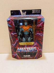 lot 18 image: NEW MASTER OF THE UNIVERSE FAKER (EVIL ROBOT OF SKELETOR) VINTAGE COLLECTION