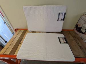 lot 86 image: (2) COTTON MEMORY FOAM BATH MATS WHITE