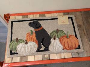lot 98 image: HAND HOOKED ACCENT FALL RUG