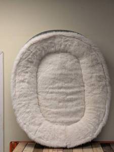 lot 180 image: KIRKLAND SIGNATURE CUTTLER PET BED