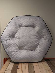 lot 181 image: KIRKLAND SIGNATURE HEX PET BED (GRAY)