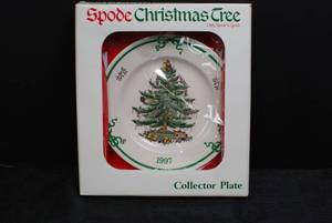 lot 5 image: Spode Christmas Tree Collector Plate 1997 with Box