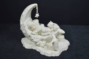 lot 39 image: Department 56 Moon and Polar Friends Figurine - Matte White Home Decor