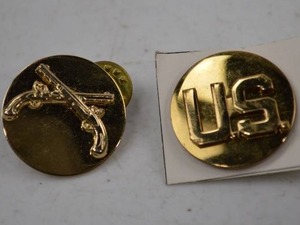 lot 281 image: U.S. Army Military Collar Insignia Pins - Pistols & US Mark