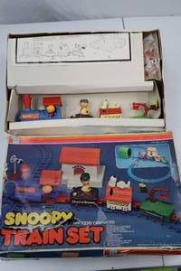 lot 72 image: Snoopy Train Set Vintage Battery Operated Peanuts Complete in Box