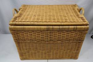 lot 96 image: Large Wicker Laundry Basket with Lid and Handles 16 x 24