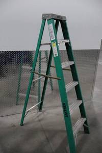 lot 314 image: Keller 6 Ft Fiberglass Step Ladder, Type II, 225 Lb Load Rating