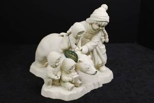 lot 36 image: Snowbabies Nice To Meet You Little One Figurine Set with Polar Bear