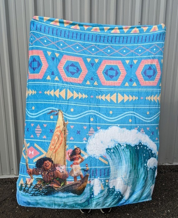 lot 88E image: Moana Throw Blanket 50 x 68 - Brand New