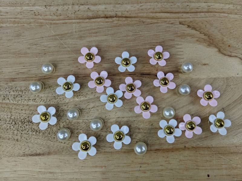 lot 100H image: 25 Flower Shoe Croc Charms, Pink and White - Brand New