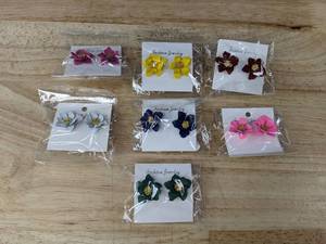 lot 155 image: 7 Pair Flower Pierced Earrings - Brand New