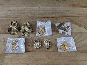 lot 213 image: 6 Pairs Gold Tone Pierced Earrings - Brand New