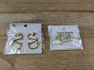 lot 241 image: 2 Pairs Pierced Earrings 18k Gold V-Shaped and Pearl Bow - Brand New