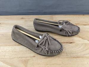 lot 114L image: Minnetonka Womens Moccasins Size 6 - Brand New