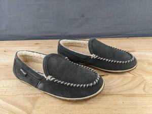 lot 247 image: Minnetonka Mens Moccasin Slippers Gray Size 9.5