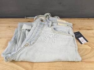 lot 330 image: Universal Thread 90s Baggy Jean Womens Size 8 - Brand New