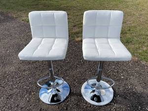 lot 7H image: Pair of White Faux Leather Adjustable Bar Stools with Chrome Base - New A