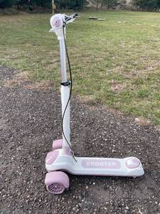 lot 34H image: Pink and White Three-Wheel Childrens Scooter - New A