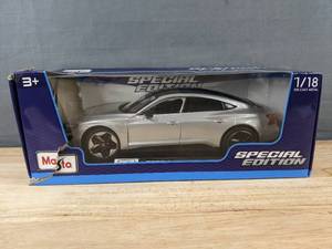 lot 36L image: Maisto 2022 Audi RS e-tron GT 118 Special Edition Diecast Car - Brand New