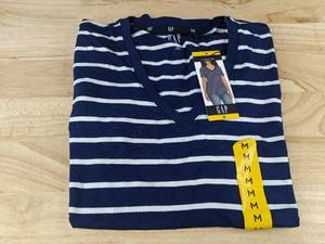 lot 628 image: GAP Navy Stripe V-Neck T-Shirt, Womens Medium - Brand New