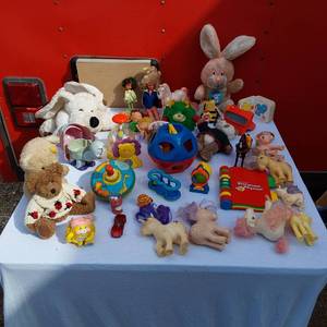 lot 7 image: Assorted Toys and Plush Items