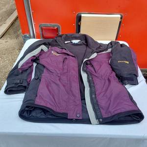 lot 21 image: Columbia Challenge Series Womens Interchange Jacket, Medium Size, Black and Purple