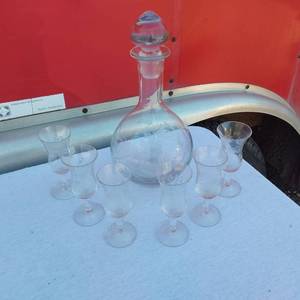 lot 40 image: Glass Decanter Set including 1 Decanter and 6 Shot Glasses