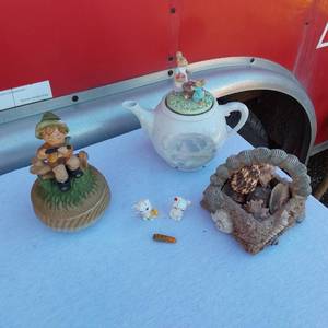 lot 46 image: Enesco Its a Small World Music Box, Boy Music Box, Shell Basket