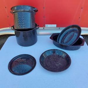 lot 53 image: Enamel Cookware Pot and Roaster