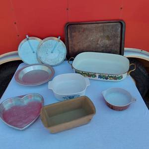 lot 59 image: Pampered Chef Baking Dish, Heart Shaped Dish, Round Dish and Other BakeCookware