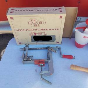 lot 64A image: Pampered Chef Apple Peeler Corer Slicer