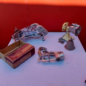 lot 70 image: Vintage Meat Grinders and Rival Food Slicer