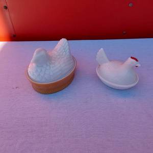 lot 81 image: Avon Vintage Chicken Dish and Unmarked Chicken Nesting Dish