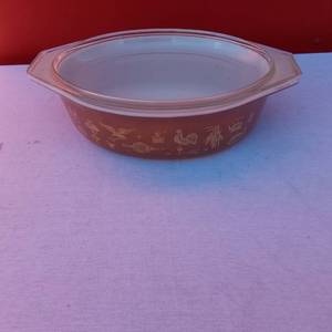 lot 85 image: Pyrex 2.5 Quart Casserole Dish with Lid