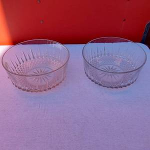lot 86 image: Crystal Bowls with Decorative Cut Glass Design, Measurement 9 Inches Diameter
