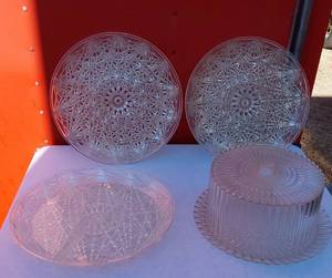 lot 88 image: Variety of Plastic Serving Plates and Cake Container