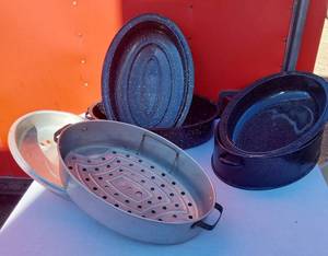 lot 90 image: 3 Different Roasting Pans